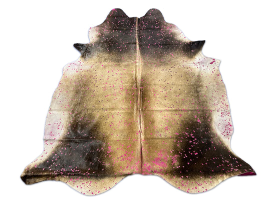 Magnifique tapis en peau de vache beige bicolore teint en rose et délavé à l'acide Dimensions : 7,5 x 6,2 pieds D-023
