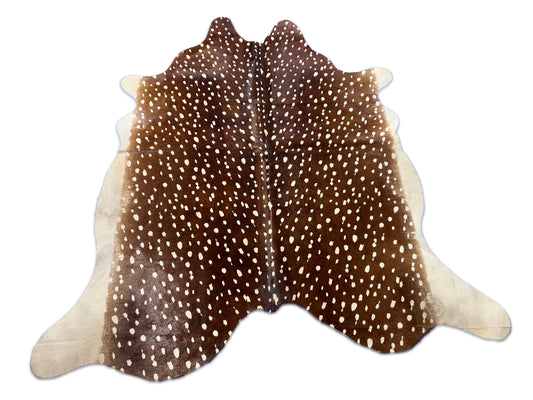 Tapis en peau de vache à imprimé cerf Axis (fond plus foncé, quelques cicatrices) Taille : 7x6,2 pieds D-104