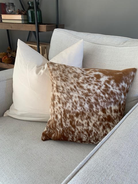 Housse de coussin en cuir de vache moucheté caramel et blanc - Carré - Dimensions : 16 po x 16 po