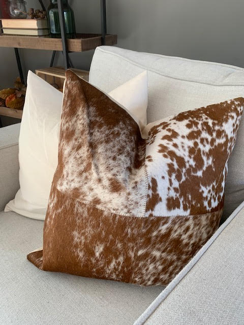 Housse de coussin en cuir de vache moucheté caramel et blanc - 4 carrés - Dimensions : 20 po x 20 po