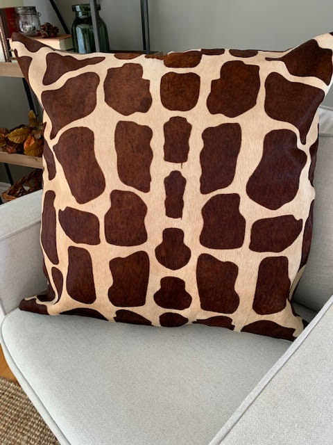 Housse de coussin en cuir de vache à imprimé girafe Taille : surdimensionnée 28,5" X 28,5"