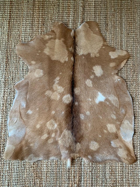 A-2056 Peau de chèvre tachetée caramel et beige - Taille 35 po x 32 po