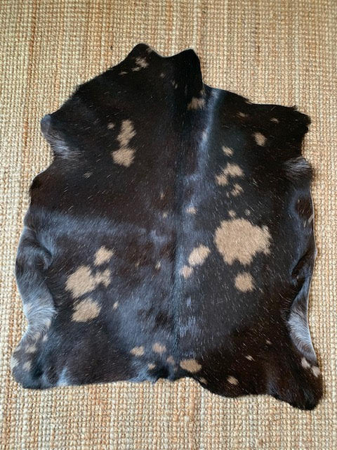 A-2059 Peau de chèvre tachetée caramel et brun foncé-noir - Taille 36 po x 32 po