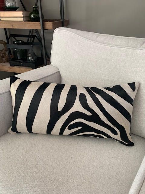 Housse de coussin lombaire en cuir de vache à imprimé zèbre - Dimensions : 23,5 po x 12 po A-2108