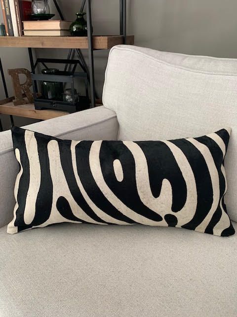 Housse de coussin lombaire en cuir de vache à imprimé zèbre - Dimensions : 23,5 po x 12 po A-2109