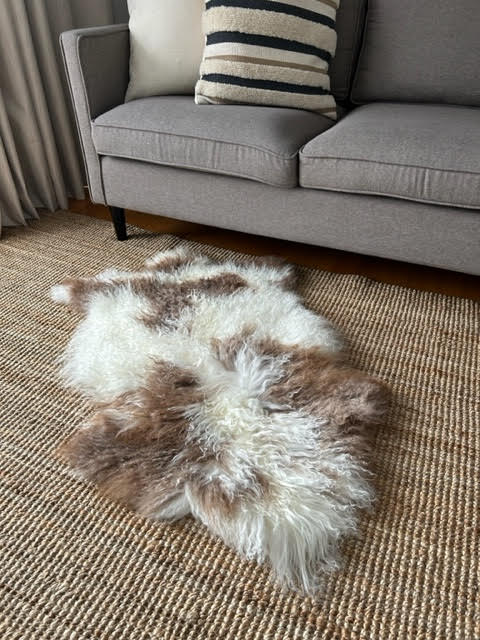 A-2395 Peau d'agneau mouchetée beige-brun et blanche Taille moyenne : 38X22"