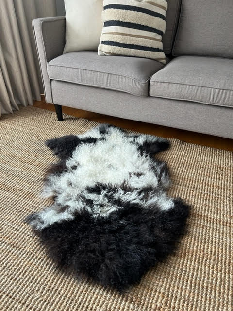 A-2396 Peau d'agneau tachetée noire et blanche Taille moyenne : 38X22 pouces