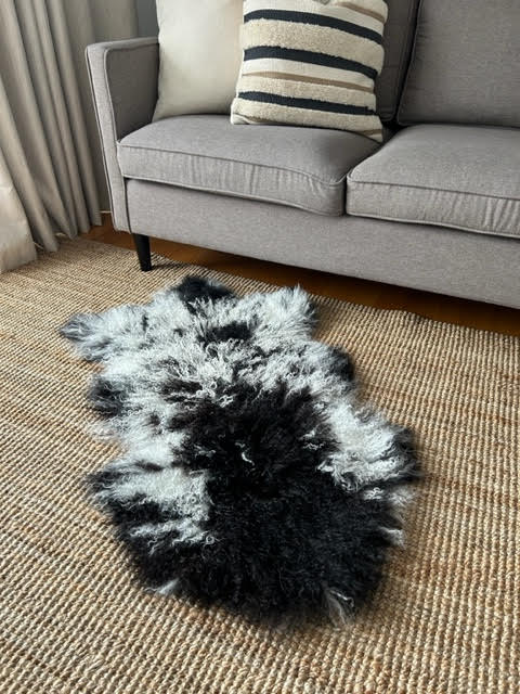 A-2398 Peau d'agneau mouchetée noire et blanche Taille moyenne : 38X22 pouces