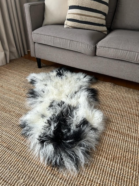 A-2400 Peau d'agneau mouchetée noire et blanche Taille moyenne : 38X22 pouces