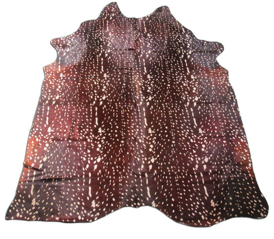 Tapis en peau de vache à imprimé cerf Axis (plus foncé et plus grand que d'habitude) Taille : 7,5 x 5,7 pieds C-1505