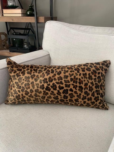 Housse de coussin lombaire en cuir de vache à imprimé léopard doré foncé - Dimensions : 23,5 po x 12 po