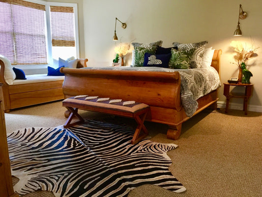 Tapis en cuir de vachette véritable à imprimé zèbre Taille moyenne : 7' X 6' Rayures noires, rayures intérieures grises/marron clair Tapis en cuir de vachette à imprimé zèbre