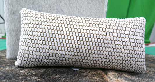 Oreiller en cuir de vache Taille : 10" X 20" Oreiller en cuir de veau à motif laser-210