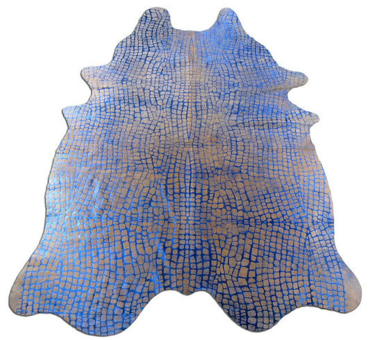 Tapis en peau de vache beige avec motif crocodile bleu métallisé Taille : 7 1/2x5 3/4 pieds M-1066