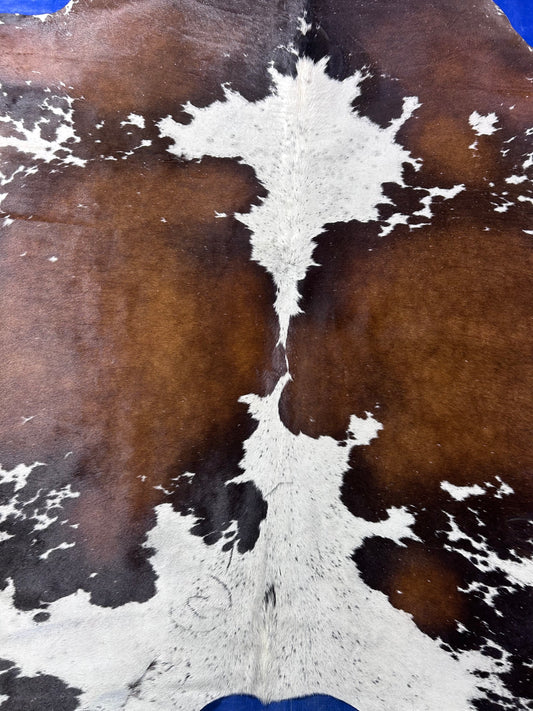 Brown and White Spotted Cowhide Rug (a bit reddish) Size: 7x6 feet Z-327