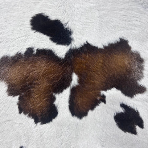 Tricolor Spotted Calf Skin Size: 42x36" Z-168