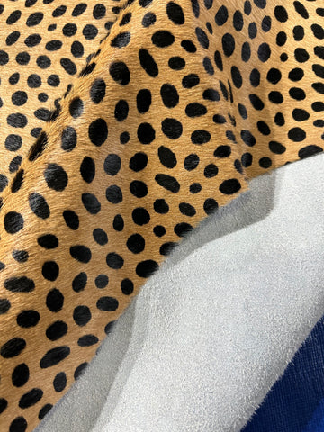 Cheetah Print Cowhide Rug (golden beige background) Size: 7x6 feet D-091
