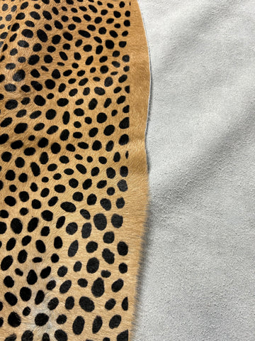 Cheetah Print Cowhide Rug (golden beige background) Size: 7x6 feet D-091