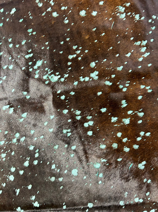 Tapis en peau de vache marron foncé avec vert turquoise délavé à l'acide Taille : 7,7 x 6,5 pieds D-169