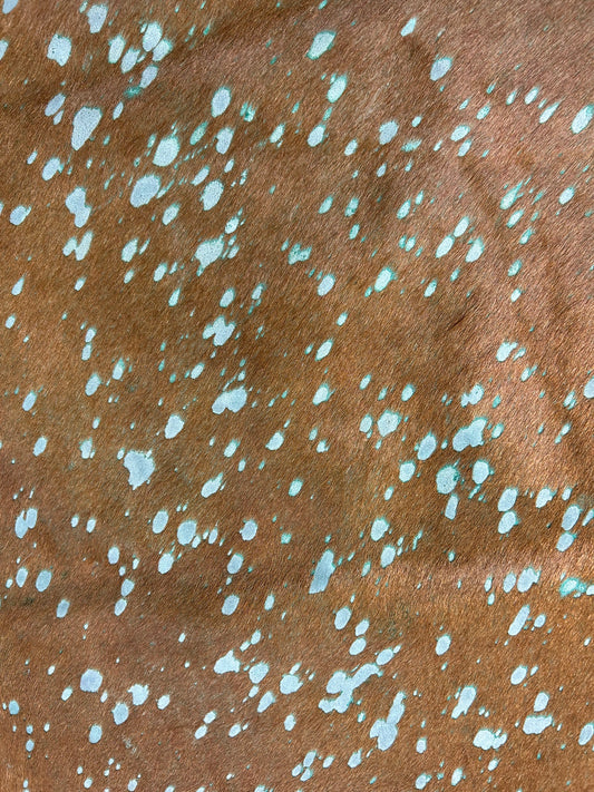 Tapis en peau de vache marron avec ventre blanc et vert turquoise délavé à l'acide Taille : 8,5x7 pieds D-170
