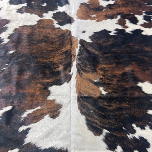 Tricolor Cowhide Rug (39.75 sq ft) Size: 7x7 feet Colombia-85A