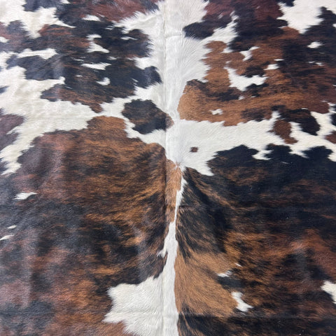 Tricolor Cowhide Rug (39.75 sq ft) Size: 7x7 feet Colombia-85A