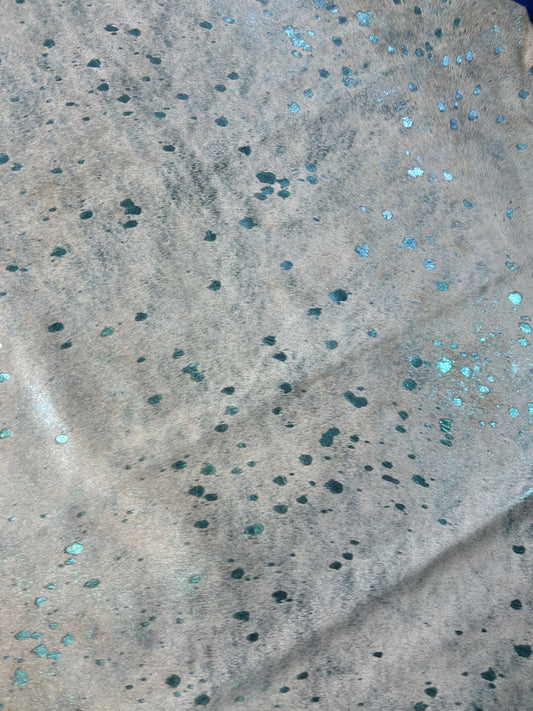 Tapis en cuir de vache métallisé délavé à l'acide turquoise (un peu de beige en arrière-plan) Taille : 8x7 pieds D-321