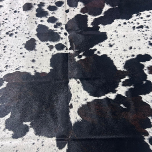 Spotted Black and White Cowhide Rug (a bit of brown/ 39.75 sq ft) Size: 7x7 feet Colombia-265