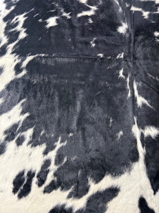 Tapis en peau de vache noir et blanc (moucheté) Taille : 7,2 x 6,5 pi D-390