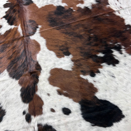 Tricolor Cowhide Rug (42 sq ft) Size: 8x7 feet X-008