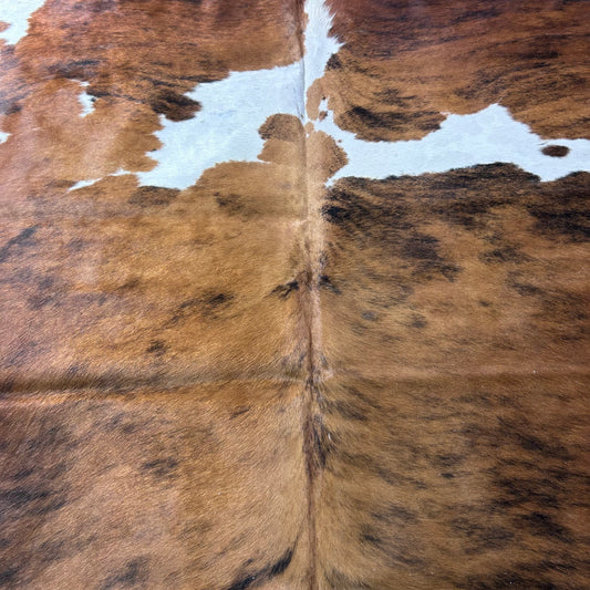 Tricolor Cowhide Rug (39 sq ft) Size: 7x6.5 feet X-010