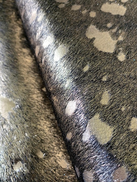 Tapis en peau de vache teinté noir et doré Taille : 6 1/4' X 5 3/4' Tapis en peau de vache délavé à l'acide noir/doré C-1088