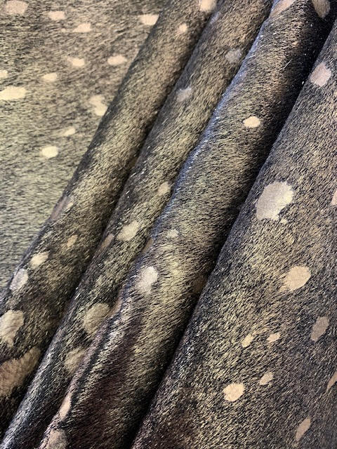 Tapis en peau de vache teinté noir et doré Taille : 7' X 6 1/2' Tapis en peau de vache délavé à l'acide noir/doré C-1089