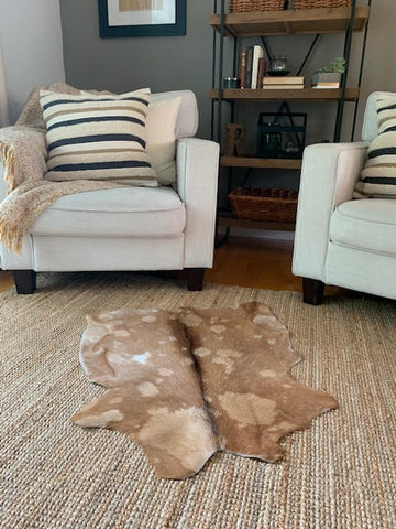 A-2056 Peau de chèvre tachetée caramel et beige - Taille 35 po x 32 po