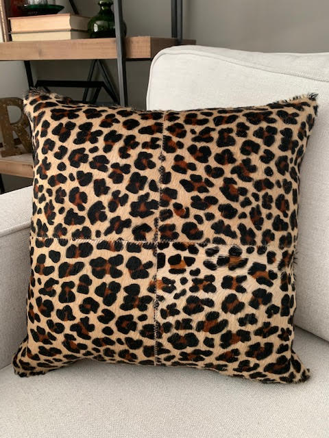Housse de coussin en cuir de vachette à imprimé léopard 4 carrés - Dimensions : 17 po x 17 po A-2077
