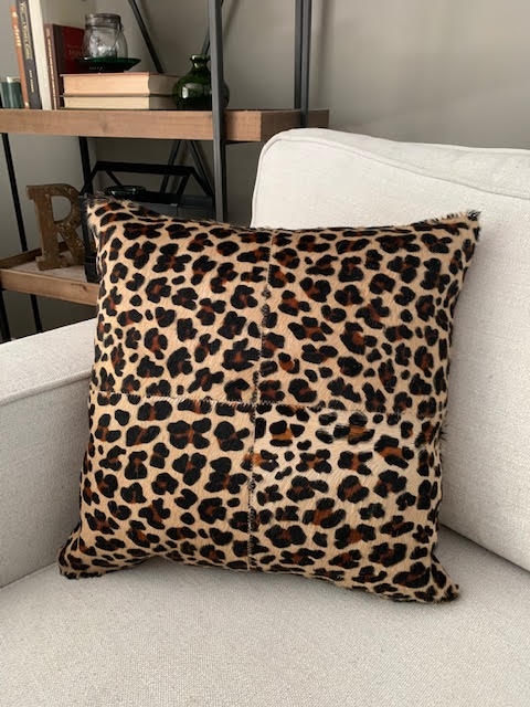 Housse de coussin en cuir de vachette à imprimé léopard 4 carrés - Dimensions : 17 po x 17 po A-2077