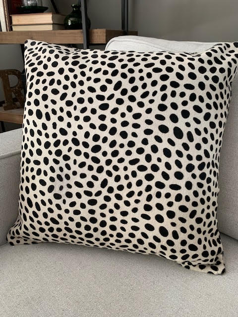 Housse de coussin en cuir de vache à imprimé guépard - Dimensions : 19,5 po x 19,5 po A-2081