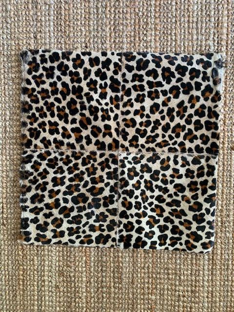 Housse de coussin en cuir de vachette à imprimé léopard 4 carrés - Dimensions : 17,5 po x 17,5 po A-2112