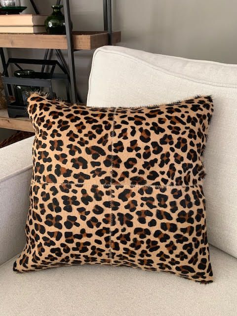 Housse de coussin en cuir de vachette à imprimé léopard 4 carrés - Dimensions : 17,5 po x 17,5 po A-2113