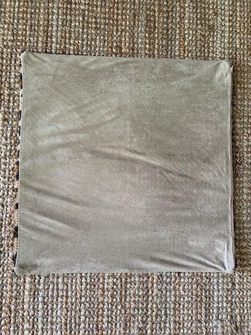 Housse de coussin en cuir de vachette à imprimé léopard 4 carrés - Dimensions : 17,5 po x 17,5 po A-2113