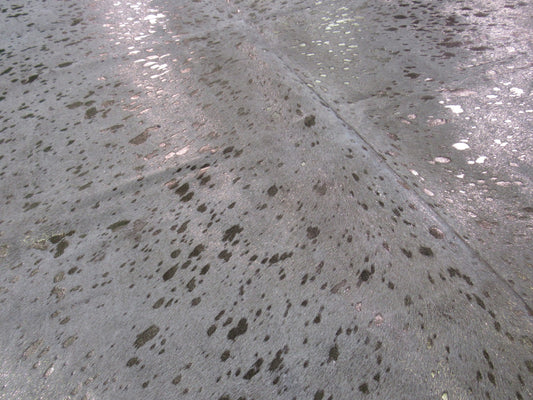 Tapis en peau de vache doré Taille : 7 1/2' X 6 1/4' Tapis en peau de vache délavé à l'acide blanc/doré B-018