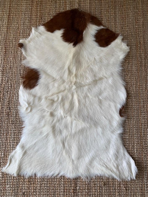 Peau de chèvre brune et blanche - Taille moyenne : 40 po x 28 po