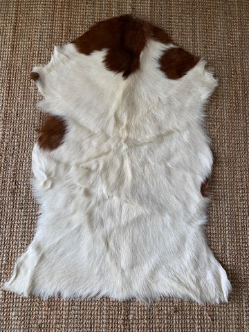 Peau de chèvre brune et blanche - Taille moyenne : 40 po x 28 po