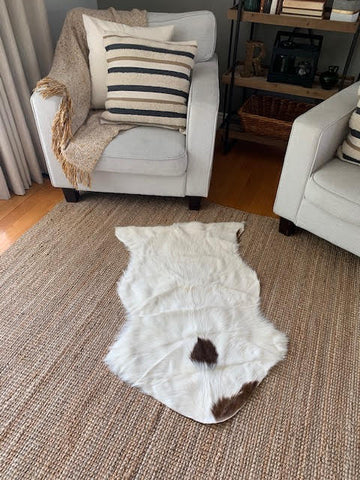 Peau de chèvre brune et blanche - Taille moyenne : 40 po x 28 po