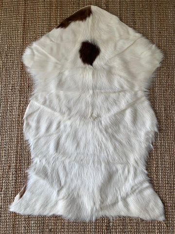 Peau de chèvre brune et blanche - Taille moyenne : 40 po x 28 po