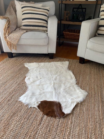Peau de chèvre brune et blanche - Taille moyenne : 40 po x 28 po