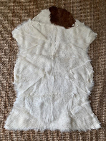 Peau de chèvre brune et blanche - Taille moyenne : 40 po x 28 po