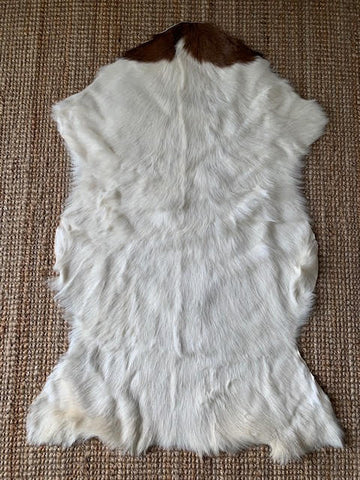 Peau de chèvre brune et blanche - Taille moyenne : 40 po x 28 po