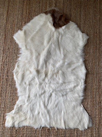 Peau de chèvre brune et blanche - Taille moyenne : 40 po x 28 po