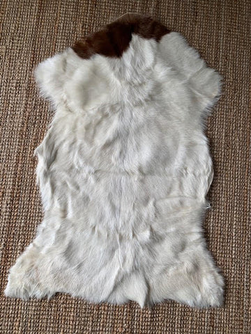 Peau de chèvre brune et blanche - Taille moyenne : 40 po x 28 po